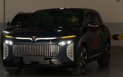 SUV VinFast bí ẩn xuất hiện với logo vàng: Thiết kế khác lạ, nghi có bản chống đạn đầu tiên tại Việt Nam?