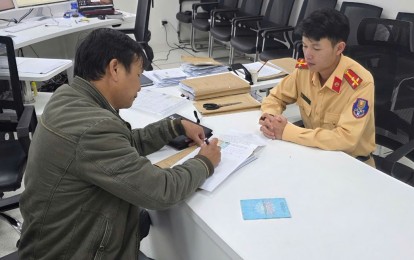 CSGT Lâm Đồng biểu dương tài xế vượt đèn đỏ và câu chuyện đặc biệt ở phía sau