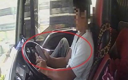 Phẫn nộ hành vi tài xế lái xe đầu kéo bằng một chân, lướt TikTok bằng tay còn lại