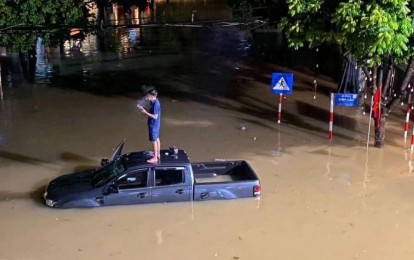 Thái Nguyên chìm trong mưa lớn, ô tô ngập đến nóc giữa phố