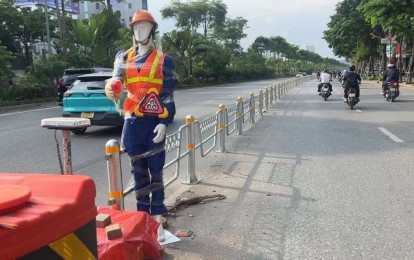 Hà Nội thí điểm dải phân cách cứng trên đường Phạm Văn Đồng: Lo ngại dồn xe máy vào thế khó
