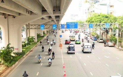 Hỗn loạn ngày đầu phân làn: Xe máy ùn ùn tràn vào làn ôtô trên đường Phạm Văn Đồng