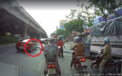 Phương tiện đi đường gặp họa vì xe máy chở sắt như 'bẫy tử thần'