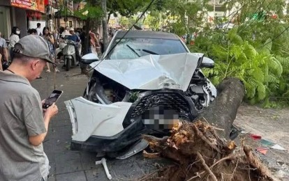 Hiện trường hỗn loạn: Nữ tài xế gây tai nạn liên hoàn trên phố Hà Nội, hàng chục người bị thương