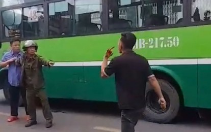 Va chạm nhẹ, tài xế xe tải cầm dao rượt đánh tài xế xe buýt giữa đường TP.HCM