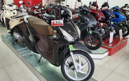 Xe máy xăng đồng loạt giảm giá sâu giữa làn sóng xe máy điện