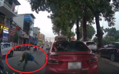 Hà Nội: Va chạm giữa xe tải và người đi bộ sang đường, ai đúng, ai sai?
