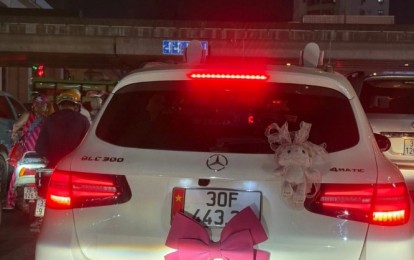 Xác minh chủ xe Mercedes 'cố tình' gắn nơ hồng để che biển số