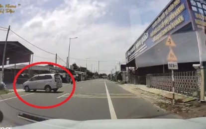 Ô tô trôi ra đường suýt gây họa vì quên phanh tay: Bài học cảnh giác cho mọi tài xế
