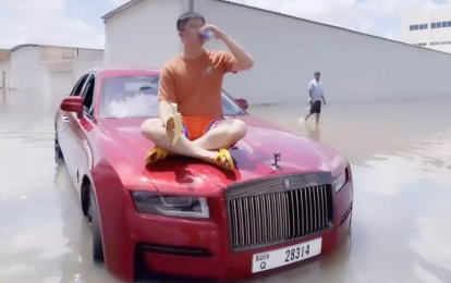 Hậu quả khôn lường đằng sau tấm ảnh chàng trai Việt hưởng thụ trên chiếc Rolls-Royce ngập nước