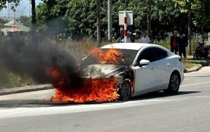 Hà Tĩnh: Mazda3 bốc cháy giữa đường, chủ xe muốn đại lý đền nguyên một chiếc xe mới