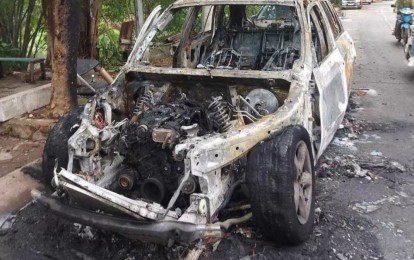 BMW X5 bất ngờ bốc cháy trơ khung khi đang đỗ ven đường