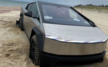 Lái Tesla Cybertruck trên bãi biển, tài xế bất lực khi xe rơi vào cảnh ‘bất động’