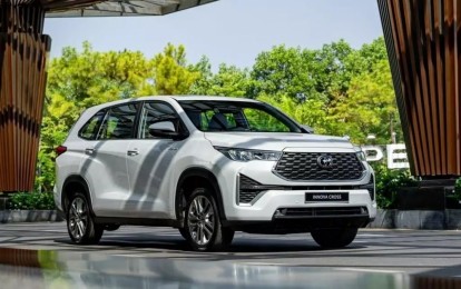 Toyota Innova Cross trở lại ngôi đầu phân khúc hybrid, Corolla Cross tụt hạng
