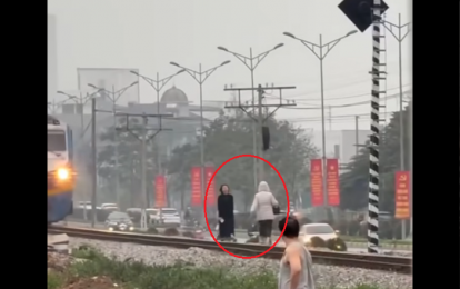 Lên án hành vi hai cô gái mải quay video 'sống ảo' khi tàu hỏa đang chạy