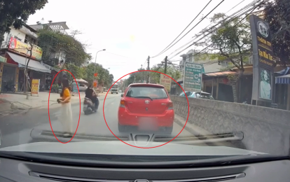 Nữ tài xế ô tô bật xi-nhan, đỗ xe giữa quốc lộ rồi... xuống đi bộ sang đường