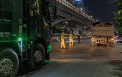 Hà Nội: Xử phạt nhiều xe chở quá tải, tài xế 'mù tịt' giấy tờ vì... chủ xe giữ