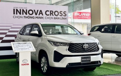 Toyota Innova Cross tái chiếm ngôi vương xe hybrid, Camry HEV bán vượt bản xăng