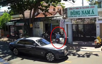 Rolls-Royce bị xe máy đâm trúng ở Phan Thiết: Hành xử của người gây tai nạn gây bức xúc