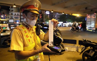 Hà Nội: CSGT dùng máy đo nồng độ cồn gắn camera, tài xế hết đường né lỗi