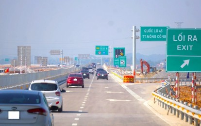 Tài xế lỡ đi quá lối ra trên cao tốc: Cách xử lý đúng luật và an toàn