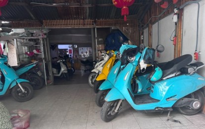 Không lo hết pin giữa đường: Người dùng xe máy điện Sài Gòn sạc pin ngay tại quán cà phê