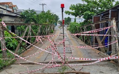 Được người dân cảnh báo, tài xế vẫn cố lái xe ben qua khiến cầu bị sụp lún ở Cần Thơ
