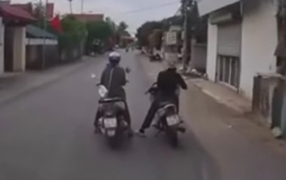 Phẫn nộ hai 'nữ ninja' ngang nhiên dừng xe máy giữa đường để 'buôn chuyện'