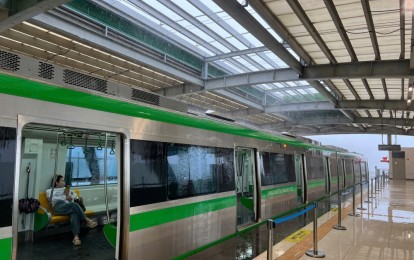 Bị tốc mái đã lâu, nhà ga tàu Cát Linh - Hà Đông chịu cảnh nước chảy lênh láng khi mưa lớn