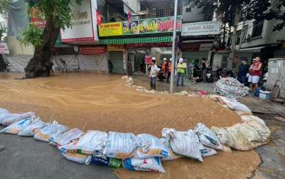 Bùn đất bất ngờ trào lênh láng trên phố khi đào ngầm metro ở Hà Nội