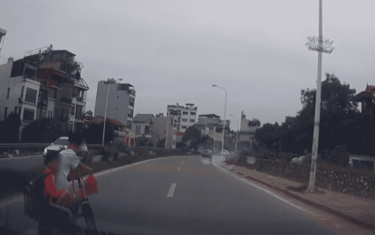 Học sinh đi xe đạp sang đường tại vạch cho người đi bộ, suýt va chạm với ô tô