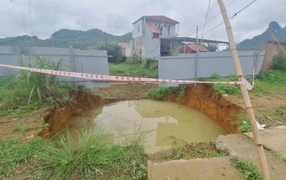 Vụ người đi xe máy rơi xuống 'hố tử thần' tại Bắc Kạn: Mưa lớn cản trở công tác cứu hộ
