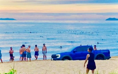 Lái xe xuống bãi biển đông người tắm, tài xế bán tải ở Quy Nhơn bị xử phạt