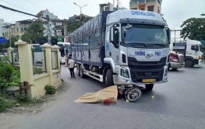 Vượt đầu xe tải tại nút giao, nữ sinh bị cán tử vong: Đừng chủ quan với 'điểm mù'!