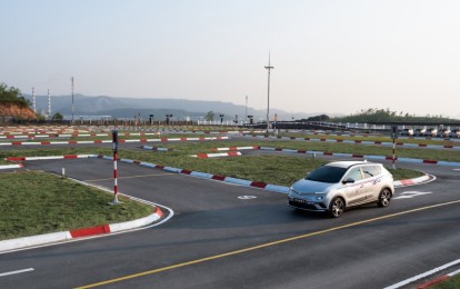 Học lái xe bằng ô tô điện rẻ và tiện, nhưng liệu có phù hợp với người dùng Việt?