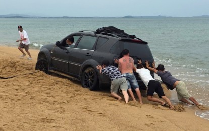 Thêm một vụ tài xế tự ý lái xe xuống bãi biển Tuy Hòa: Trò vui phút chốc, hậu quả khôn lường