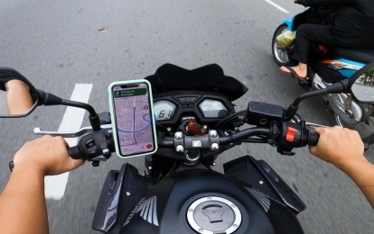 Gắn điện thoại trên tay lái xe máy để xem bản đồ có vi phạm luật không?