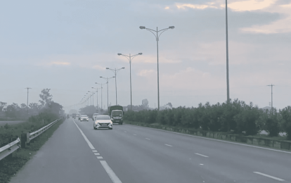 Quốc lộ chìm trong 'biển sương' sau mùa gặt, tài xế căng mắt vượt đường