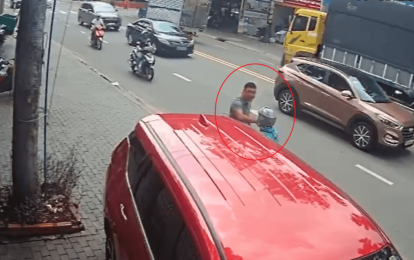 Bị nhắc nhở vì ném rác, người đàn ông lao xuống ô tô đạp nữ tài xế xe ôm công nghệ ngã sõng soài