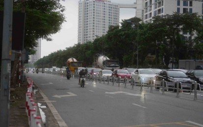 Ô tô 'nhích từng mét' trên đường Võ Chí Công, Phạm Văn Đồng vì dải phân cách cứng mới?