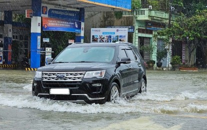 Bảo vệ ô tô thế nào trước nguy cơ ngập nước, thủy kích và cây đổ mùa mưa bão?
