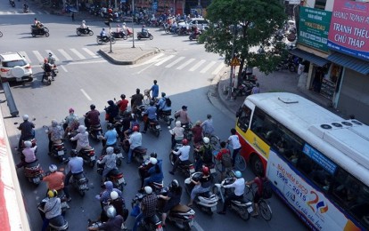 Dừng xe né nắng chờ đèn đỏ: Thói quen 'khôn lỏi' tiềm ẩn nguy cơ tai nạn và bị xử phạt