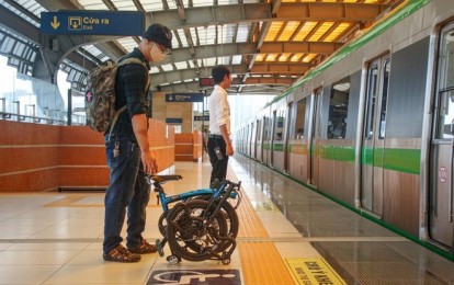Hanoi Metro khuyến nghị hành khách nên hạn chế mang xe đạp gấp dùng pin lithium lên tàu