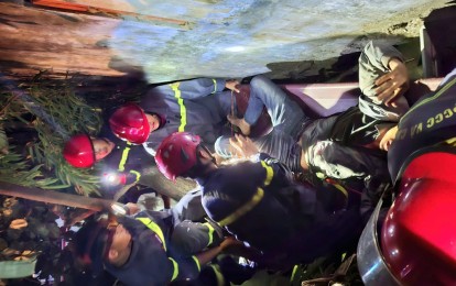 Cảnh sát căng mình trong đêm khuya giải cứu tài xế mắc kẹt trong xe tải biến dạng