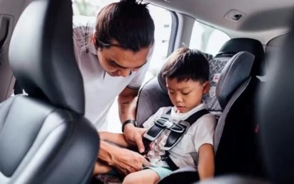 Từ năm 2026, tài xế chở trẻ dưới 10 tuổi ngồi ghế trước có thể bị phạt tới 1 triệu đồng