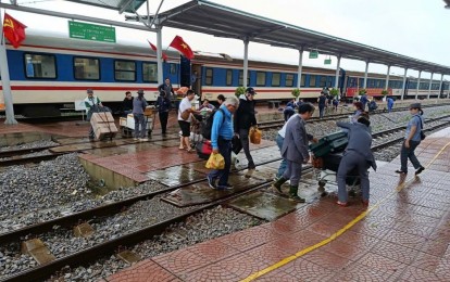 Tuyến đường sắt Bắc - Nam bị gián đoạn do bão số 13, phải chuyển tải hành khách bằng ô tô