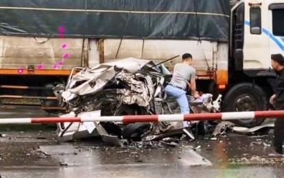 Ô tô con bẹp rúm sau va chạm liên hoàn, tài xế thoát chết thần kỳ khiến ai cũng ngỡ ngàng