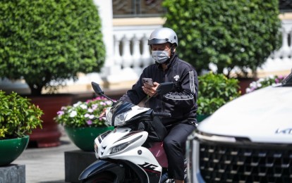 Dùng điện thoại trong lúc dừng đèn đỏ có bị phạt? Cục CSGT lên tiếng làm rõ