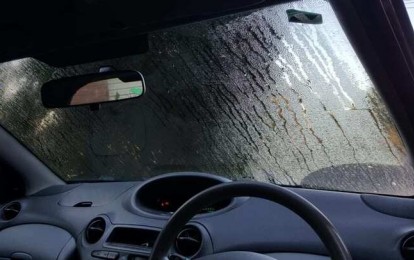 Kính ô tô mờ sương trong mùa nồm: Cách xử lý nhanh, đúng kỹ thuật để đảm bảo an toàn