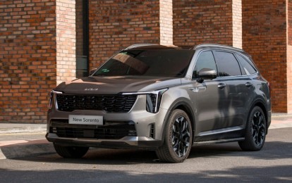 Ford Everest 'hụt hơi' nhưng vẫn dẫn đầu, Kia Sorento đi ngược xu hướng